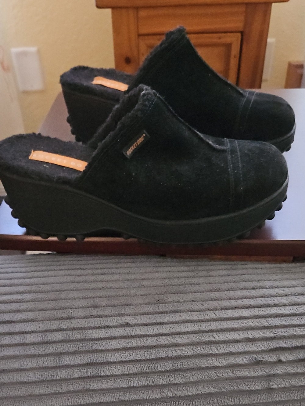 Rocket Dog Fran Nubuck Fuzzy Faux Shearling Womens Black Chunky Heel Clog 8.5